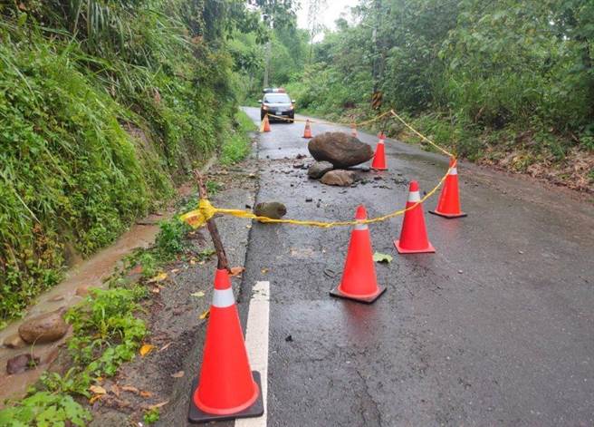 甲仙区南光巷落石，警方获报到场处理。（警方提供／林瑞益高雄传真）