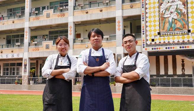 马永曾老师(中)带领黄译贤(右)参与雾台国小爱心午餐义煮活动。（图/崑山科大提供）