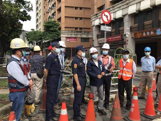 高雄市副市长林钦荣（中，蓝色夹克者）今日上午视察轻轨二阶大顺路工区周边交通状况。（高市交通局提供／石秀华高雄传真）