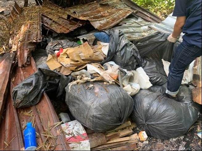 檢警組成專案小組，在高雄市鳥松區灣裡段一處土地查獲裝潢廢木材、石膏板、廢輪胎等廢棄物。（翻攝照片／林瑞益高雄傳真）