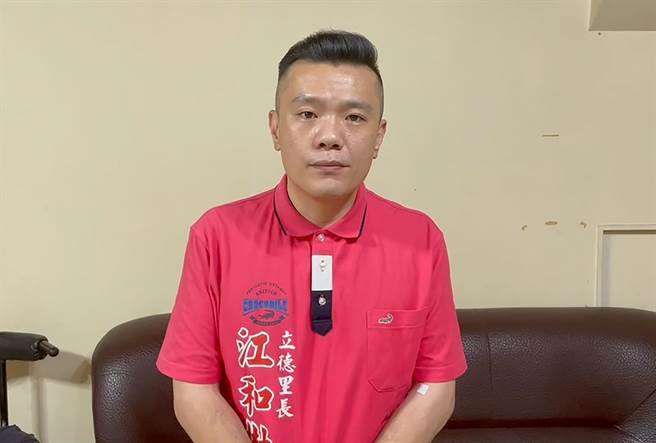 中市大里區立德里里長江和樹21日代鄰長發聲，指打AZ新冠肺炎疫苗猝死個案多，讓鄰長們顧慮，希望能打莫德納新冠肺炎疫苗。（黃國峰攝）