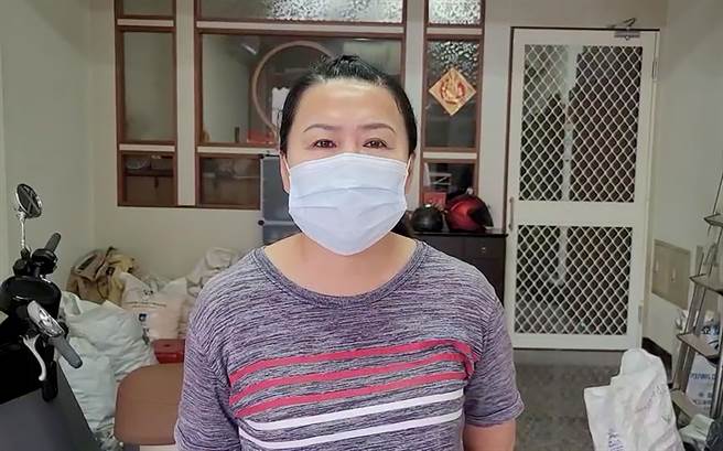 中市大里區立德里鄰長陳寶珠21日表示，家裡的親人，看到打AZ疫苗後猝死案例哪麼多，都勸她不要打。（黃國峰攝）