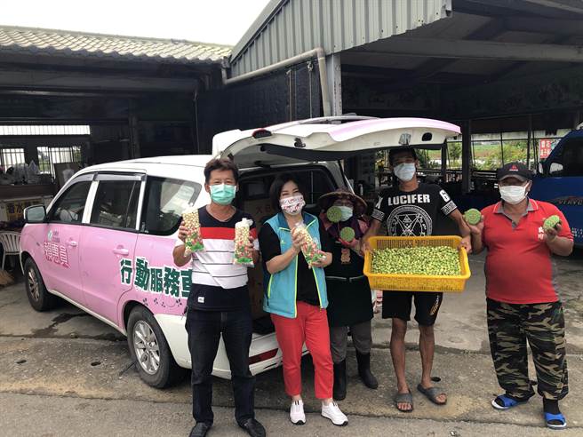 立委賴惠員（左二）出動自家行動服務車，產地直送最新鮮的白河蓮子送到響應企業認購的雲林友霖生技醫藥公司。（賴惠員服務處提供／張毓翎台南傳真）