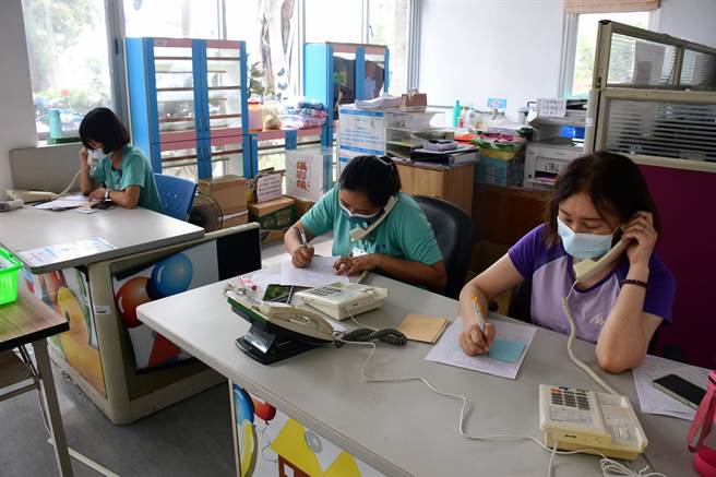 台東縣第2波疫苗施打，今明兩天開放預約，台東市衛生所人員電話接不停。（莊哲權攝）