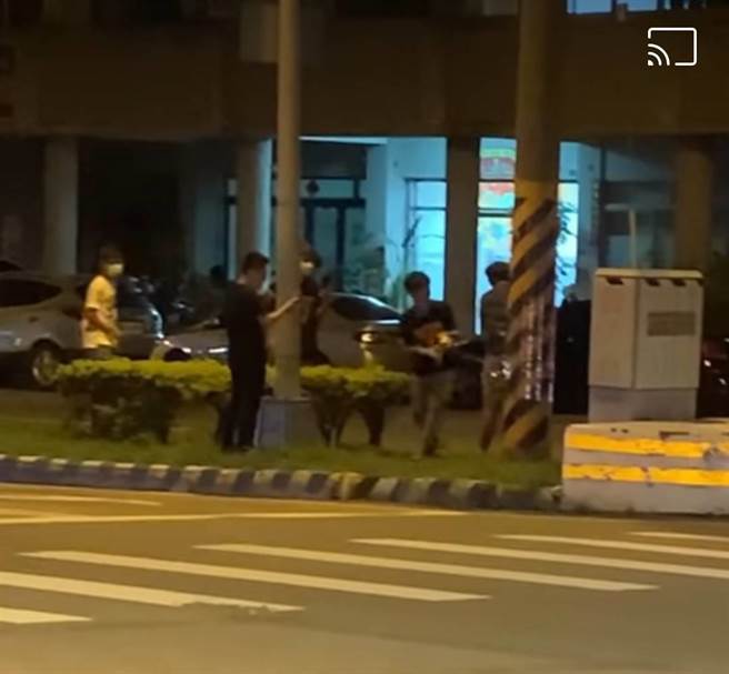 5名青少年在分隔島上玩綁人慶生，沒戴口罩將被開罰。（摘自臉書〈豐原好康聯盟社團〉／陳淑娥台中傳真）