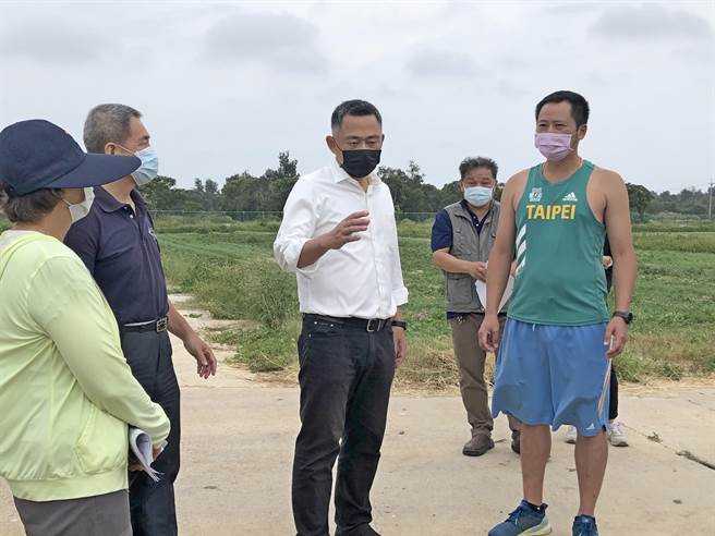 杨镇浯县长今天下午现场勘查时强调，成立有机集团栽培专区的目标为提供乡亲安全、健康的食材。（李金生摄）