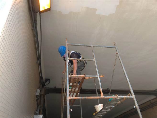 乌日区高铁二路地下道为进出台中乌日高铁站重要出入口，经评估地下道顶版油漆剥落已达重新油漆需求。（台中市府提供／卢金足台中传真）