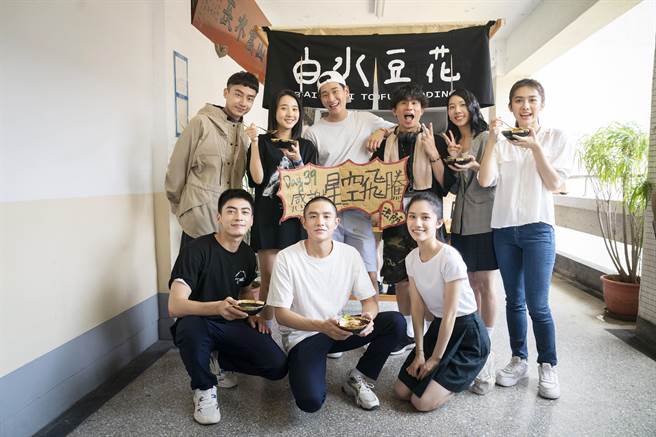 周兴哲（后排中）直接把知名的文青风豆花店请到拍摄现场，慰劳辛苦的剧组。（华映提供）