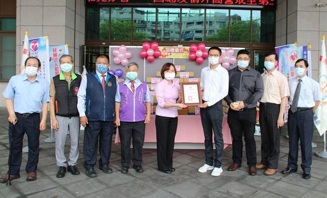 嘉義地檢署檢察長張曉雯媒合群泰國際有限公司、百利國際拍賣有限公司捐贈防疫關懷箱給犯罪被害人保護協會嘉義分會、更生保護協會嘉義分會及嘉義榮譽觀護人協進會。（嘉義地檢署提供∕呂妍庭嘉義傳真）