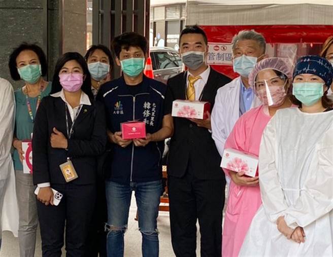 永慶房屋仁愛圓環店準備50個西式餐盒，為醫護人員加油打氣，受到中心診所醫院熱烈接待。(圖/永慶房屋提供)