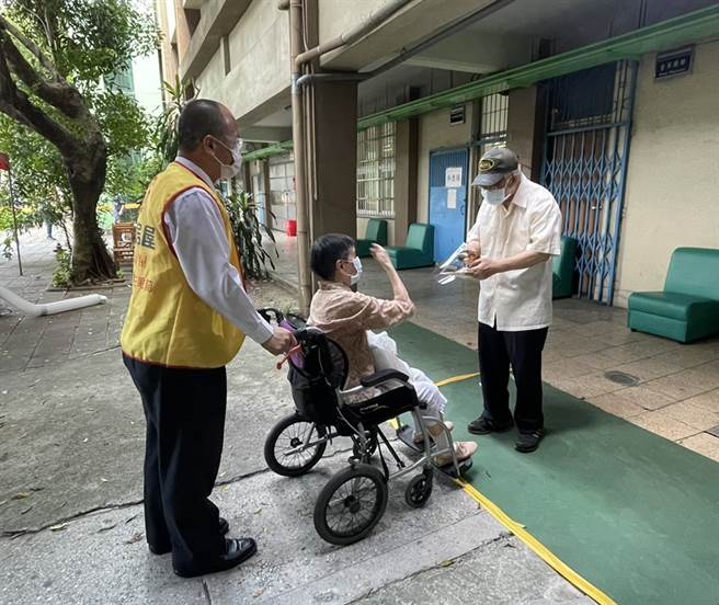 減輕醫護人員的工作負擔，永慶房屋大安店同仁現場協助引導動線和陪伴長者。(圖/永慶房屋提供)