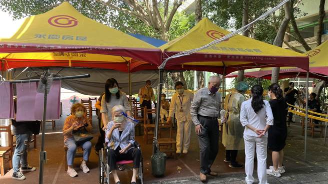 永慶房屋支援各地防疫帳篷需求突破300頂，讓長者不用曬太陽，可以在有遮陽處等待休息，相當貼心! (圖/永慶房屋提供)