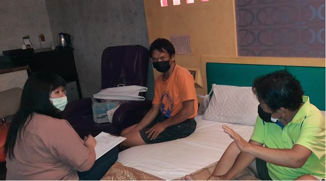 高雄市社会局了解黄姓男子的情况，适时给予帮助。（高雄市社会局提供／林瑞益高雄传真）