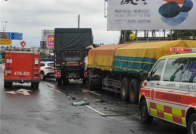 潘姓男子駕駛的曳引車疑因未注意車前狀況不慎追撞另輛大貨車。（讀者提供／洪榮志台南傳真）