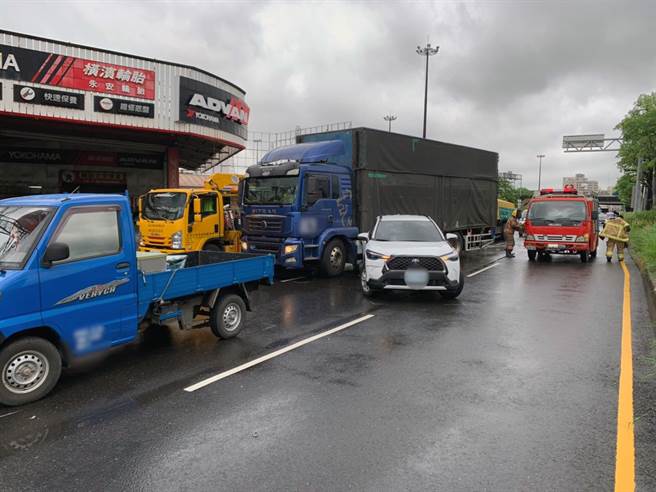 4車車禍發生後，後方又傳出另起自小客車擦撞小貨車事故，造成附近交通大堵塞。（讀者提供／洪榮志台南傳真）
