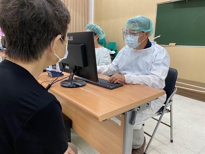 云林县北港镇妈祖医院内科部长蔡昆道（右）建议民眾尽速施打新冠肺炎疫苗，才能降低染疫机率。（妈祖医院提供／张朝欣云林传真）