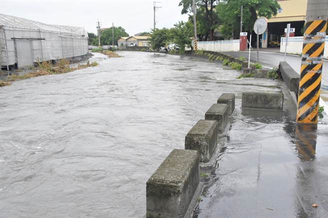 雷雨弹下整天，埔心乡南馆排水衔接罗厝排水处、及埔心排水上游多处严重积水。（谢琼云摄）