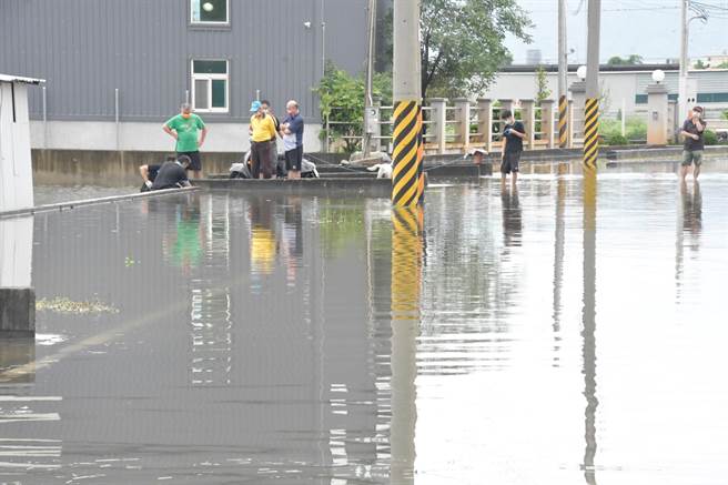 雷雨弹下整天，埔心乡南馆排水衔接罗厝排水处、及埔心排水上游多处严重积水。（谢琼云摄）