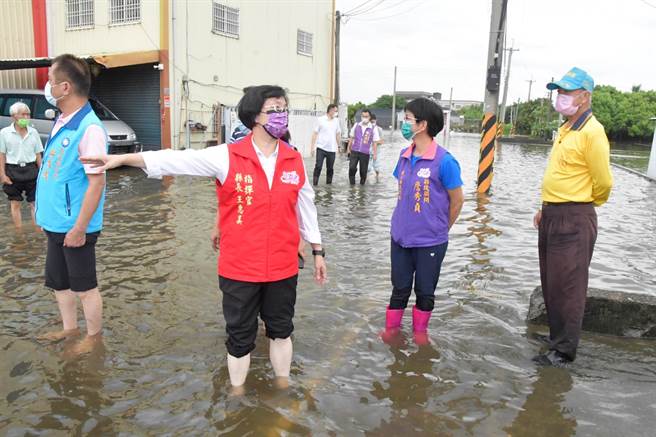 彰化县长王惠美21日傍晚至埔心乡视察排水系统。（谢琼云摄）