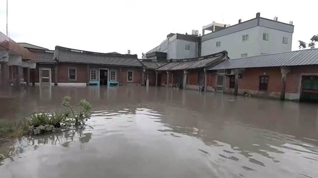 溪湖镇田中里三合院泡在水中。（谢琼云摄）