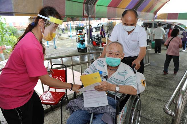 嘉義縣政府將補助各鄉鎮公所10萬元，服務嘉義縣長輩及行動不便者疫苗接種交通需求。（嘉義縣政府提供∕呂妍庭嘉義傳真）