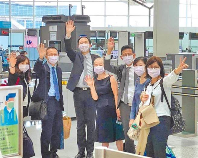 我驻港办派驻人员因工作签证到期，加上我方拒签「一中承诺书」，代理处长林振宙（左三）等7位同仁于20日下午3时30分返台。（图／陆委会）