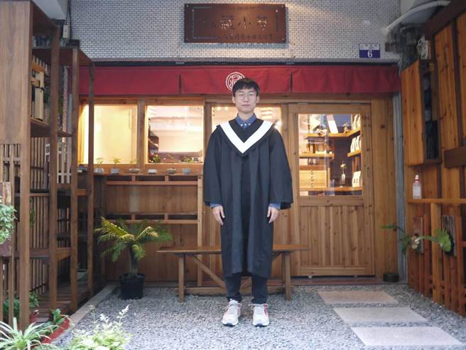 大葉大學英語系大四生陳冠名同時考取清大和中興兩所國立大學的外語文研究所。（校方提供／謝瓊雲彰化傳真）