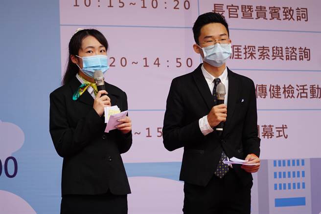 陳冠名（右）在校生時期，曾擔任徵才博覽會英語司儀。（校方提供／謝瓊雲彰化傳真）