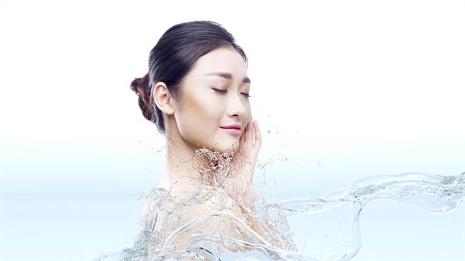 保养前应彻底清洁肌肤，才能让后续涂抹的保养品发挥效果。（示意图／shutterstock）
