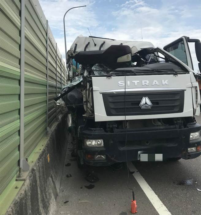 新北市台65线快速道路21日发生车祸，白色保时捷疑似违规直切2线道，水泥车反应不及追撞后狠撞隔音墙车头全烂。（照片来源：记者爆料网）