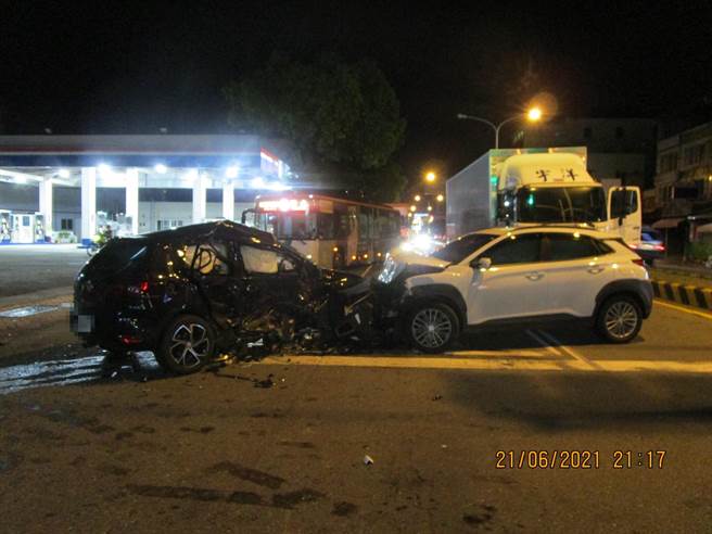 黑色小客車疑閃避前方車輛，致失控偏移至對向車道白色休旅車。（民眾提供／陳淑娥台中傳真）