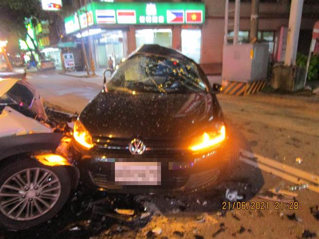 黑色小客車疑閃避前方車輛，致失控偏移至對向車道白色休旅車。（民眾提供／陳淑娥台中傳真）