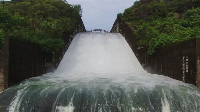 南化水库20日下午满库，甲仙堰引水转入高屏堰。（翻摄大雄空拍粉专）