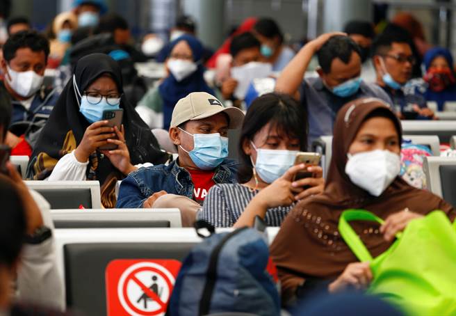 印尼疫情再次升溫，將加強管制，避免群聚。(圖/路透社)