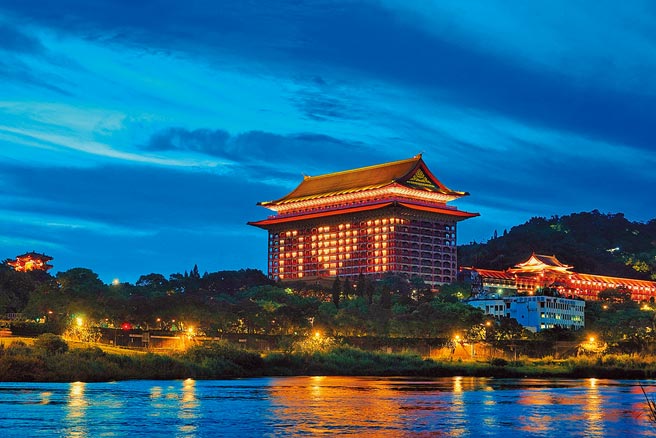 美國捐贈250萬劑莫德納疫苗20日運抵台灣，台北圓山大飯店昨晚以燈光排出美、台英文簡稱與愛心圖案，象徵「美國愛台灣」，表達對美國的感謝。（黃世麒攝）