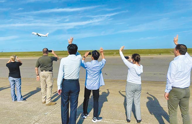 美国捐赠台湾250万剂莫德纳疫苗，班疫苗货机19日起飞，驻美代表萧美琴在脸书po文表示，美国对台湾人满满的关心与支持，起飞了！（摘自萧美琴脸书）