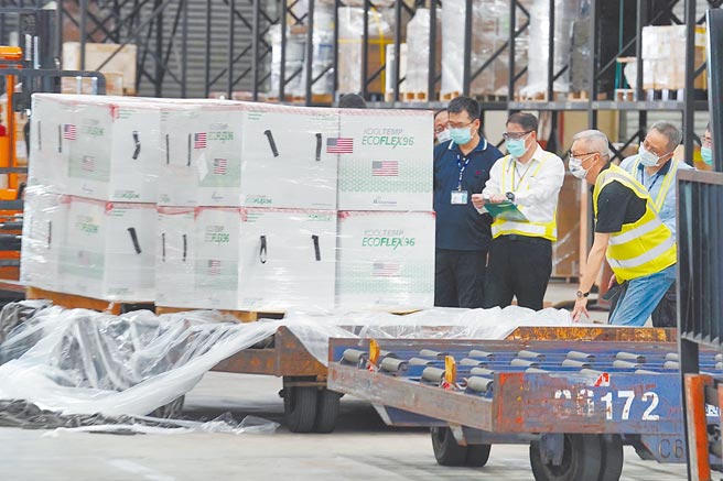 美国捐赠台湾250万剂莫德纳疫苗，由华航CI5169专机载运，于当地时间19日早上8点30分左右自美国田纳西州曼菲斯机场起飞，20日下午4时30分抵达桃园机场，疫苗在完成验关程序后，即送往冷冻仓储公司存放。（陈麒全摄）