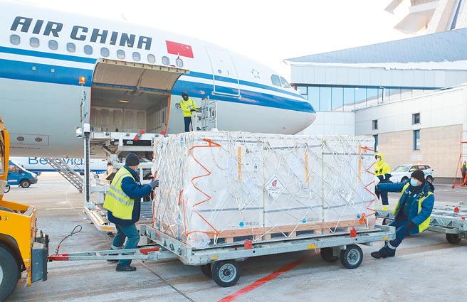 中美为抢在国际间的影响力，陆续向外捐助新冠疫苗。图为今年2月间，中国援助白俄罗斯新冠疫苗运抵明斯克。（新华社）