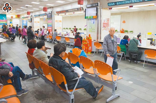 只要参加过劳工保险，不管中断投保多久，都可以在符合请领年龄时，提出老年给付申请。图为劳保局。（本报资料照片）