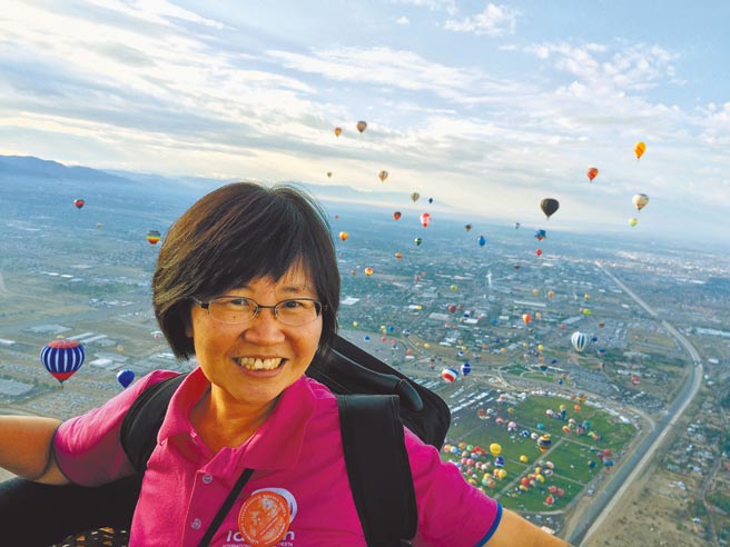 跳脫一般對公務人員的認知，熱血的陳淑慧讓台東升起無數熱氣球。（陳淑慧提供／蔡旻妤台東傳真）