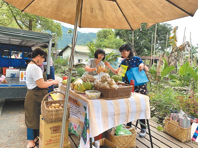 台东县鹿野乡永安社区发展协会自发性成立的2626市集，是东台湾最具规模的绿色市集。