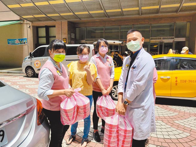 新北市汐止区青农蔡旭志提供300个防疫爱心便当给医护及警消人员。（新北市农业局提供／叶书宏新北传真）