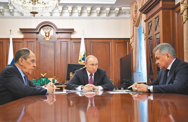 俄羅斯總統普丁（中）與外交部長拉夫羅夫（左）和國防部長紹伊古在克里姆林宮會面交談。拉夫羅夫和紹伊古被列入執政的統一俄羅斯黨參加九月國家杜馬選舉的5位領導者。（新華社資料照）