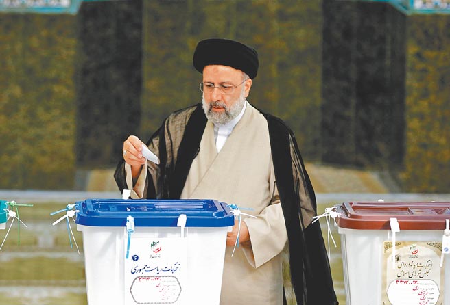 伊朗總統候選人萊希18日在德黑蘭一處投票所投票。萊希拿下逾六成選票，獲得當選。（新華社）