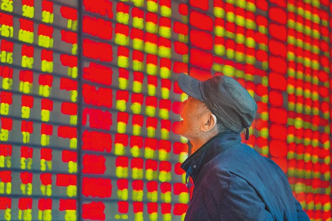 短短10年间，大陆A股市值领先公司已换一番新气象。整体变成民营企业崛起、新经济行业占比上升、产业新旧更替明显加快的真实写照。图为2017年底，南京投资者在交易厅关心股票涨跌。（新华社）