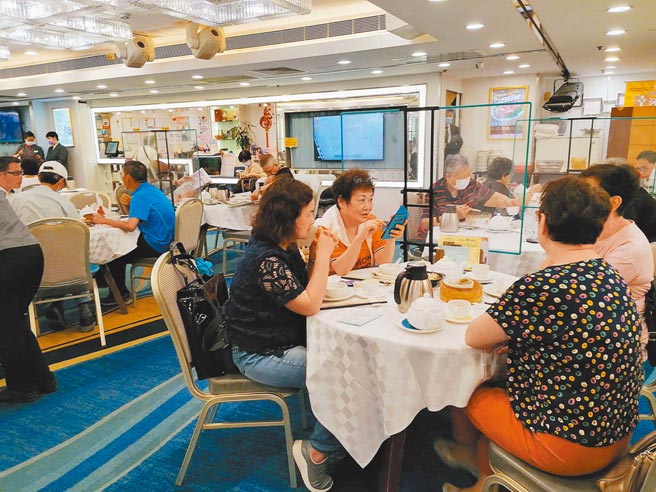 香港已連續15天本土「零新增」。香港政務司司長張建宗20日表示，會視疫情發展、疫苗接種計劃的進度，以及「疫苗氣泡」措施的實施情況，檢視是否有限度放寬社交距離措施。圖為6月20日，香港市民上餐廳慶祝「父親節」。（中新社）