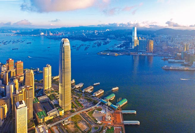 香港特首林鄭月娥表示，過去2年香港走過風浪，作為國際金融中心的「金名片」，絲毫沒有受損。圖為坐落於維港兩岸的香港國際金融中心（左）與香港最高樓香港環球貿易廣場（右）遙相呼應。（新華社）