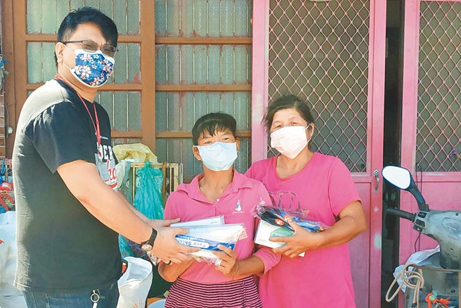 德鴻營造捐防疫物資，新竹縣環保局人員配備送到府，交給資源回收個體戶。（新竹縣政府提供／ 羅浚濱新竹傳真）