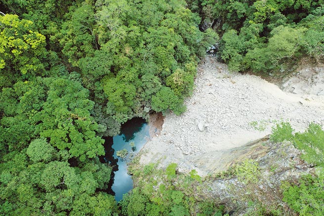 桃园市復兴区在台7线50公里处大汉桥下方大曼溪上游发生崩塌，农委会林务局呼吁近期不要进入大曼溪从事水域活动。（农委会林务局提供／萧灵玺桃园传真）