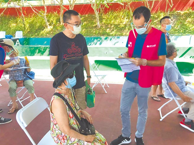 来自法国的白硕（右）担任疫苗施打站志工，深邃的面孔、流利的中文，引起现场长辈们的好奇与关注。（新竹市府提供／邱立雅竹市传真）